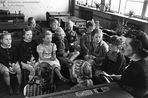 Elementary School Teacher with her Students in Hamburg-Wellingsbüttel (1950)